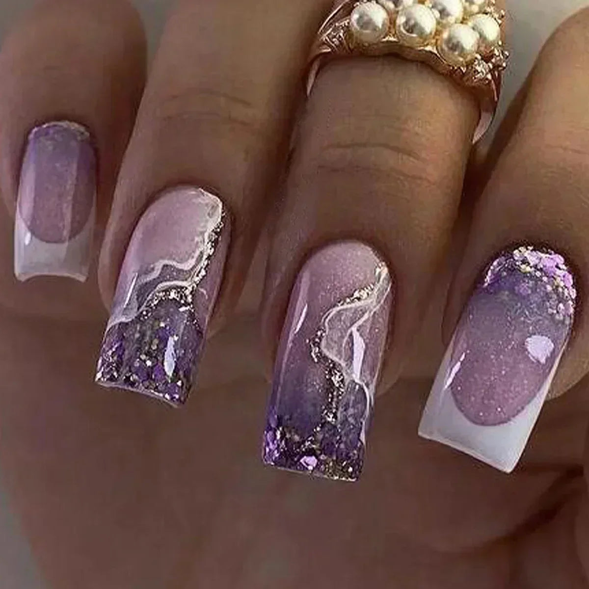 24Pcs Medium Short Square False Nails Glittering Nail Art White Wearable Fake Nail Silver French Full Cover Press on Nail Tips