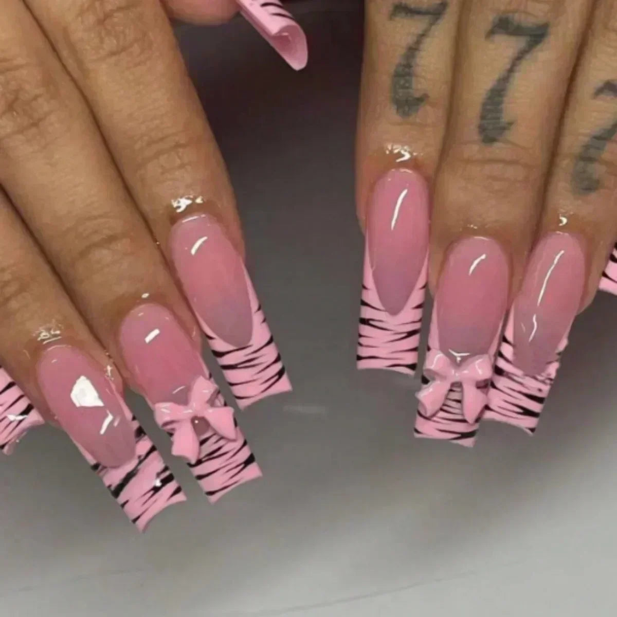 24Pcs Artifical False Nails with Glue Fake Nail Tips with Heart Designs Detachable Press on Nails XLong Finished False Nails tip