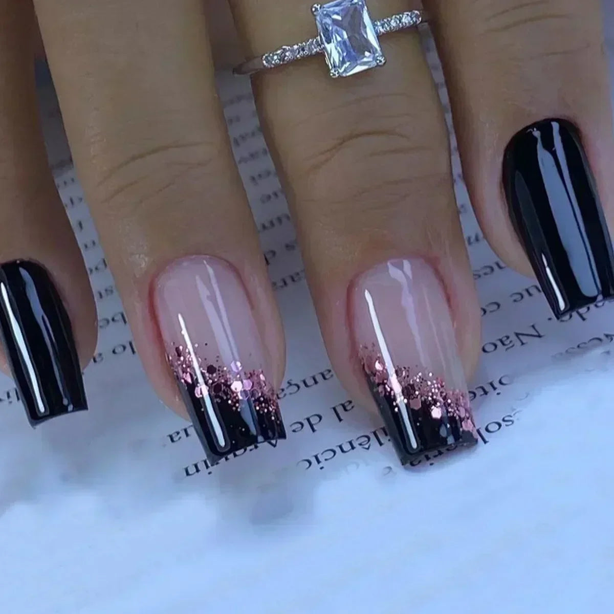 24Pcs Medium Short Square False Nails Glittering Nail Art White Wearable Fake Nail Silver French Full Cover Press on Nail Tips
