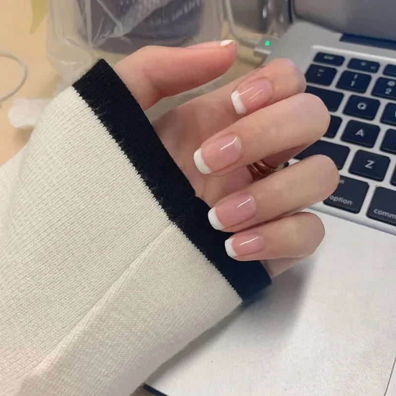 24Pcs New White Daisy Fake Nails Short Simple Detachable Wearable Armor Wearing Reusable False Nails Ballerina Press on Nail Set