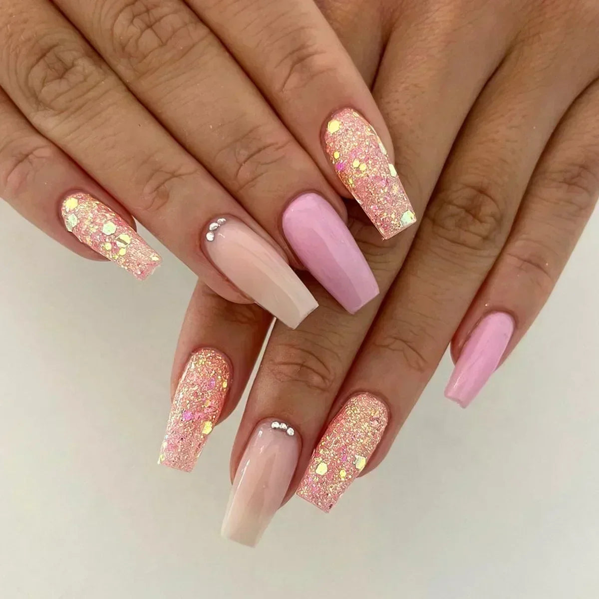 24Pcs Medium Short Square False Nails Glittering Nail Art White Wearable Fake Nail Silver French Full Cover Press on Nail Tips