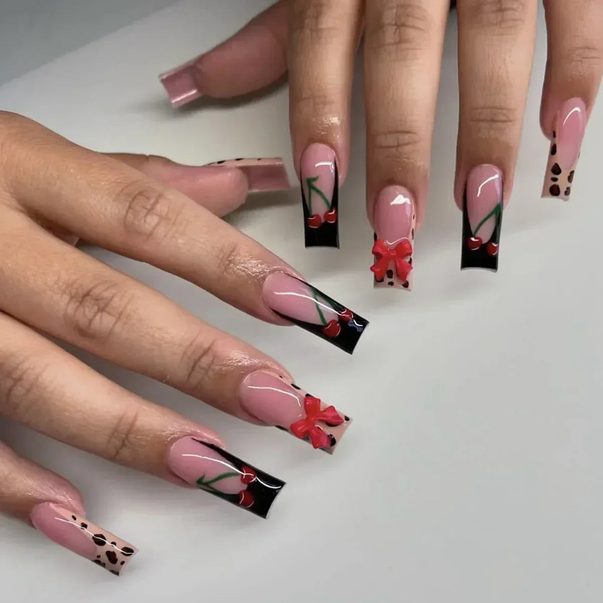 24Pcs Red Heart False Nails Long Luxury with French Design Rhinestone Wearable Fake Nail Simple Decoration Press on Nail Tips