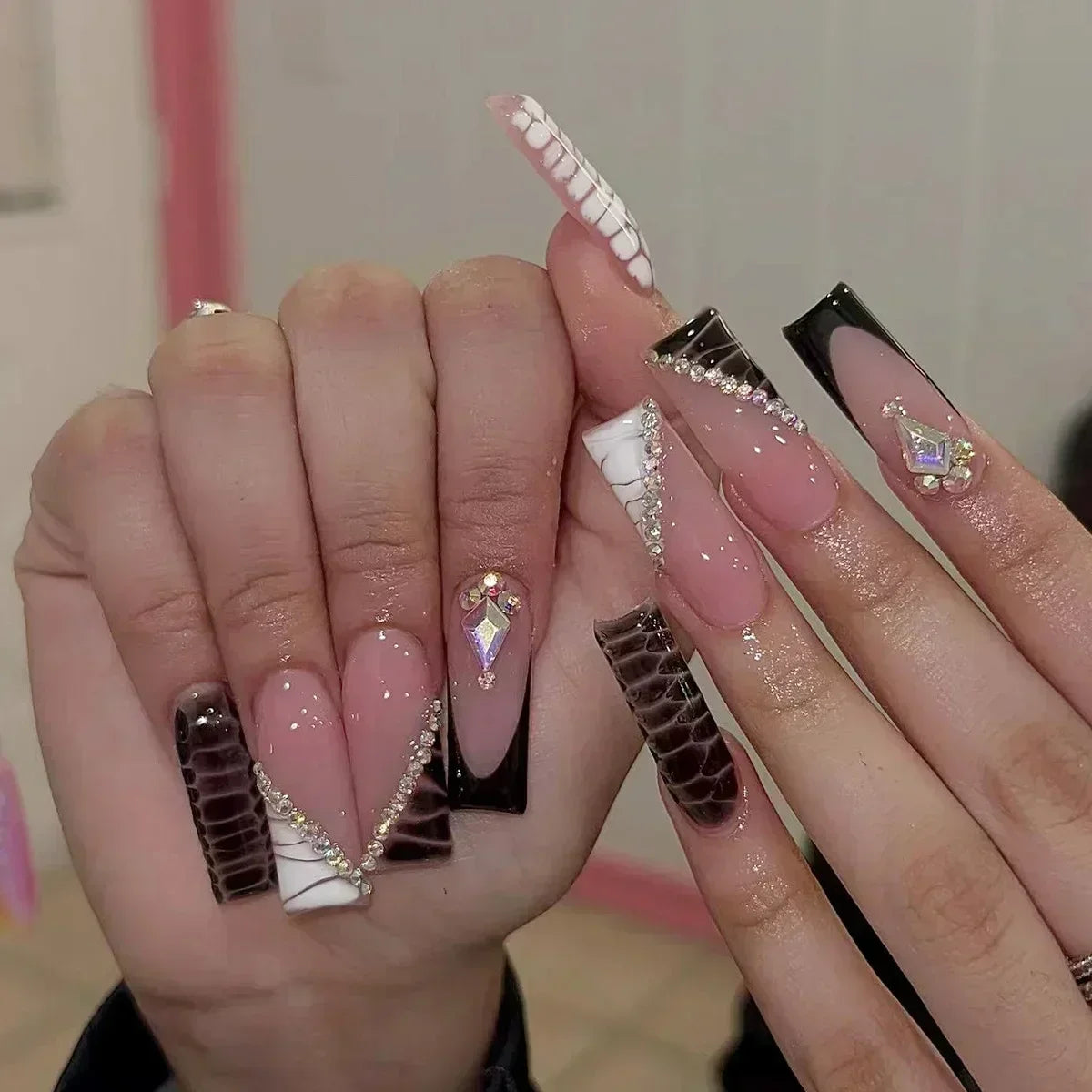 24Pcs Red Heart False Nails Long Luxury with French Design Rhinestone Wearable Fake Nail Simple Decoration Press on Nail Tips