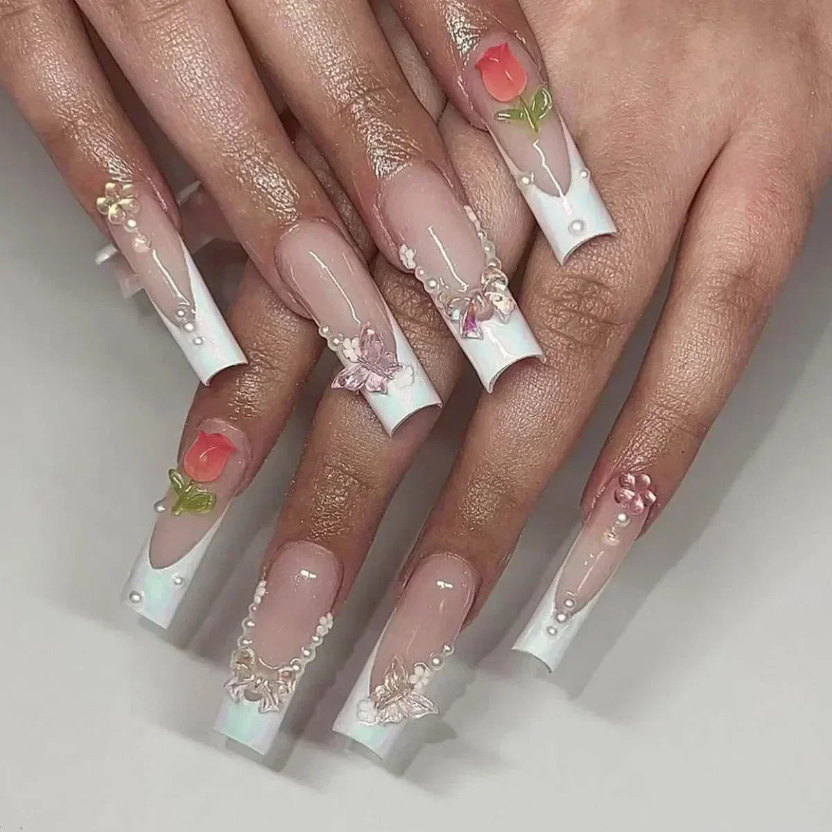 24Pcs Gold Flower False Nails Simple with Rhinestones French Design Wearable Fake Nails Full Cover Press on Nails Tips Art