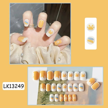 24Pcs New White Daisy Fake Nails Short Simple Detachable Wearable Armor Wearing Reusable False Nails Ballerina Press on Nail Set