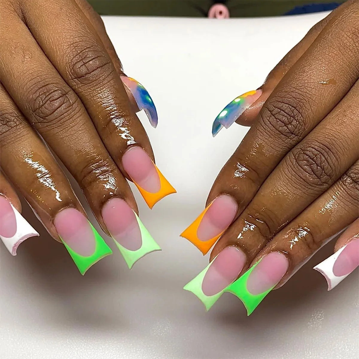 24pcs Duckbill Shaped Fake Nails Gold Butterfly Rhinestone Design False Nail Tips Wearable Full Cover French Press on Nails