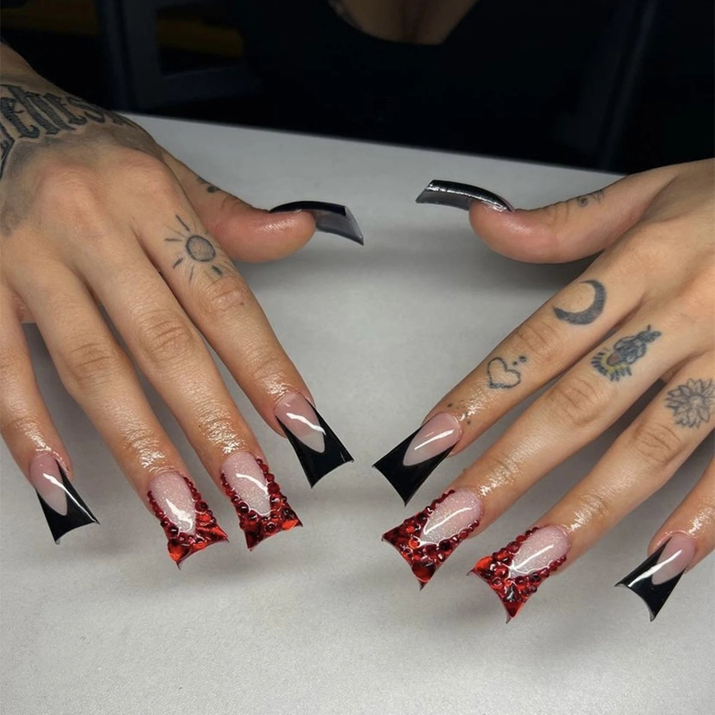 24pcs Duckbill Shaped Fake Nails Gold Butterfly Rhinestone Design False Nail Tips Wearable Full Cover French Press on Nails