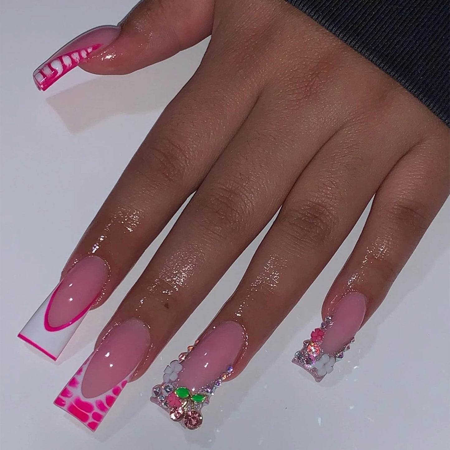 24pcs Duckbill Shaped Fake Nails Gold Butterfly Rhinestone Design False Nail Tips Wearable Full Cover French Press on Nails